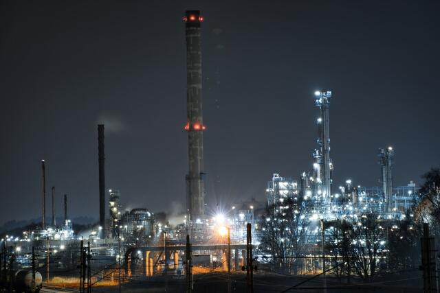 工場の継続稼働とOTセキュリティ対策を両立するイメージ