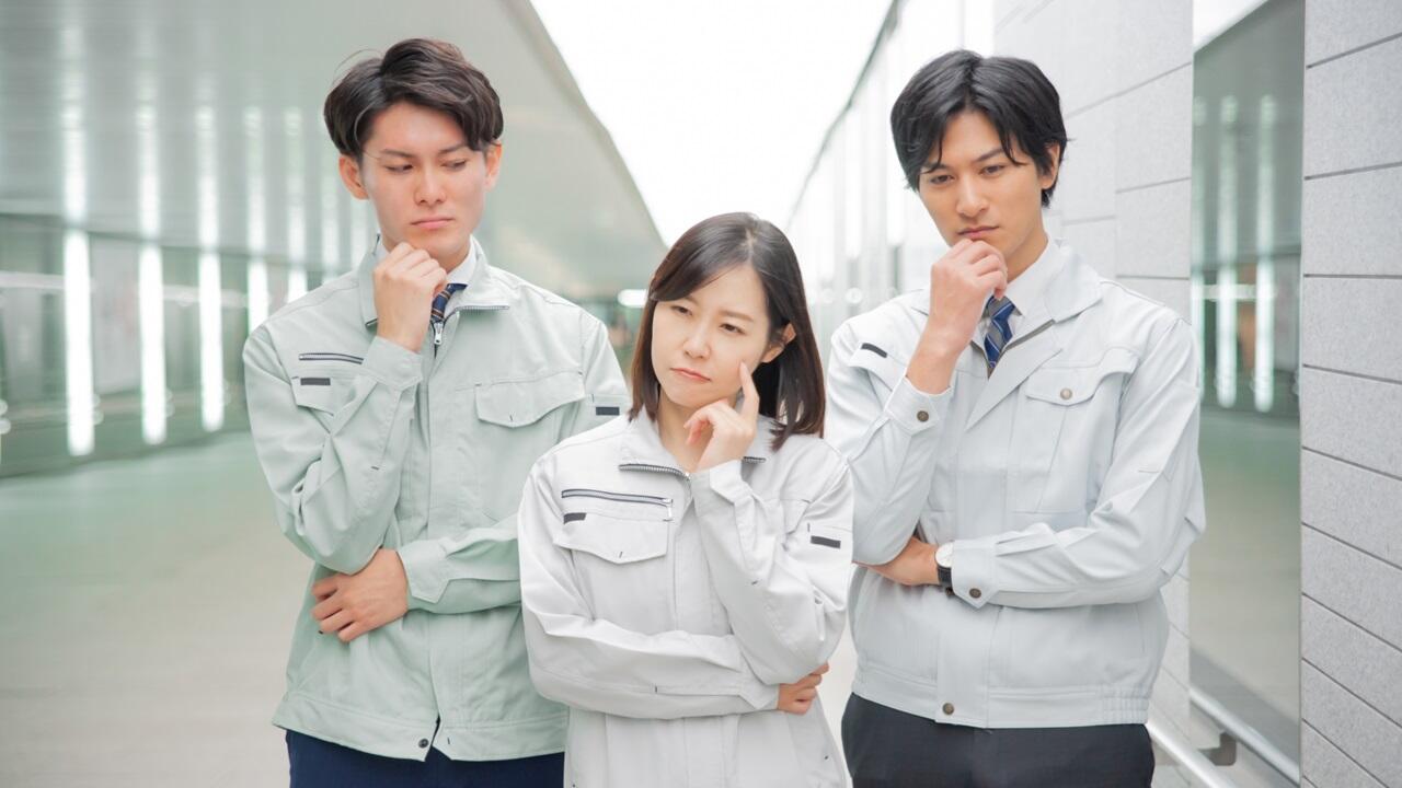 化学物質の管理に不安を感じている製造業の安全衛生・環境担当者たちの写真