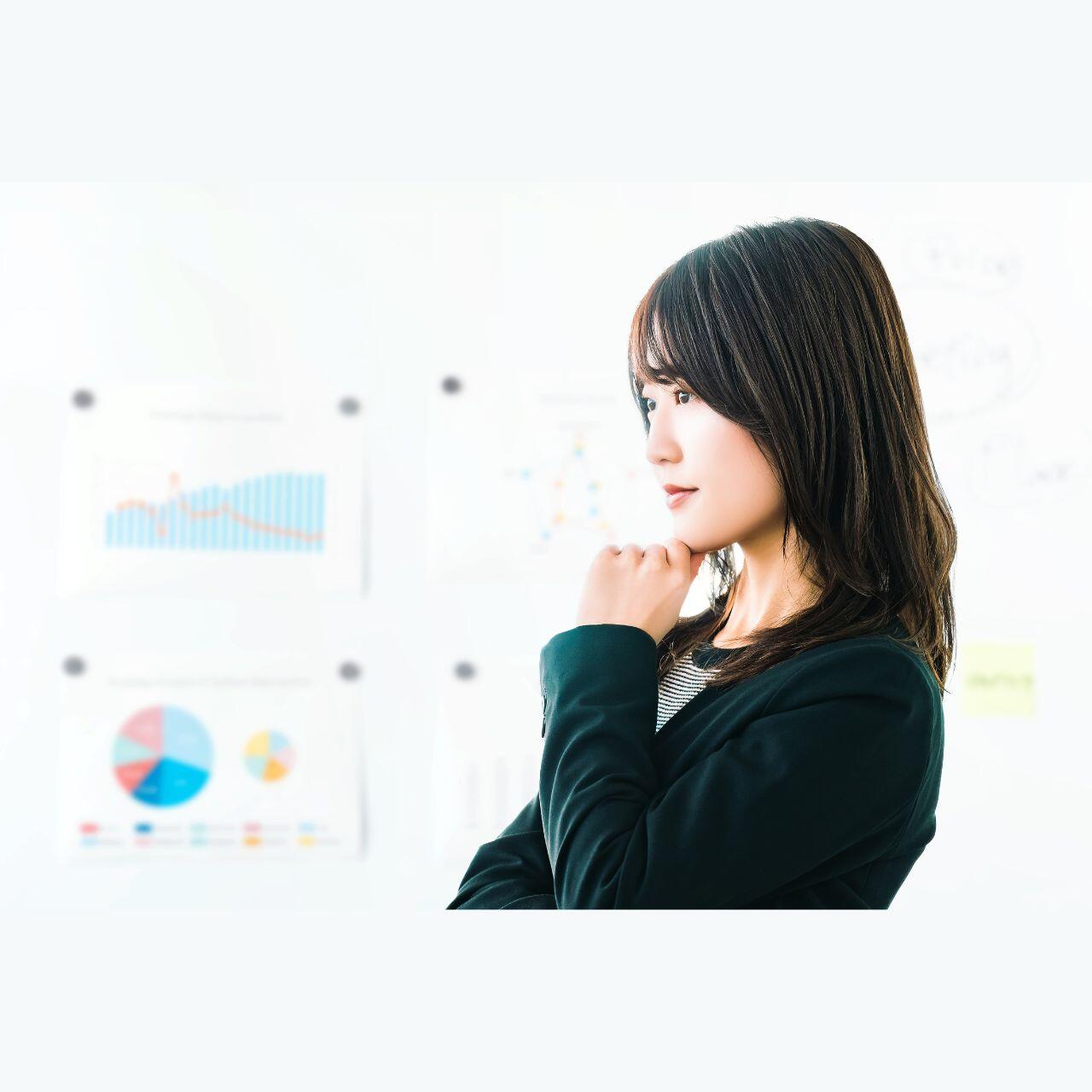 データ分析によってマーケティング戦略を立案している人物イメージ