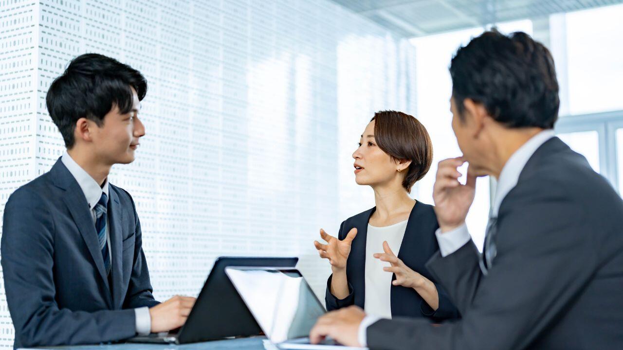 データを扱っている製造業企業のイメージ