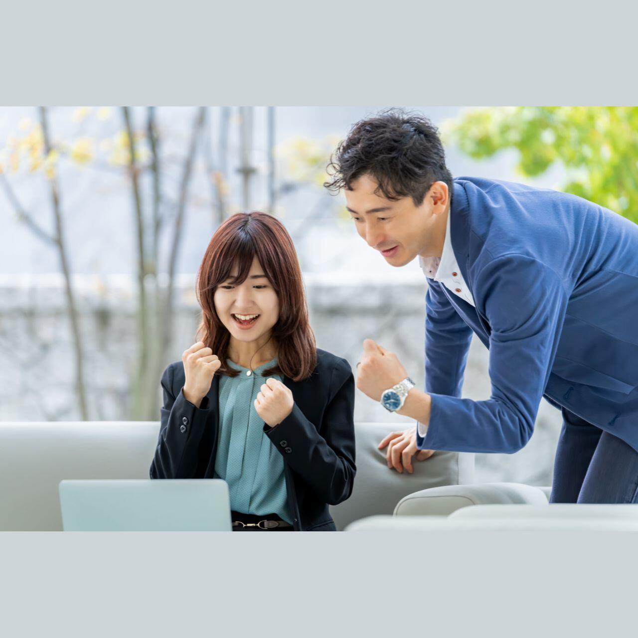作業効率が高まって喜んでいる人のイメージ