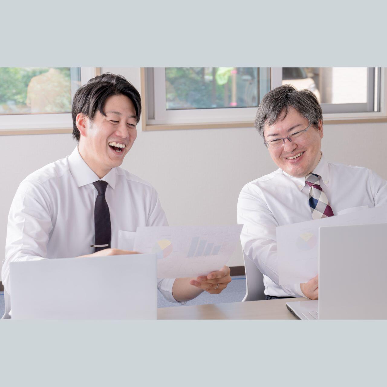 コスト削減に喜んでいる人のイメージ