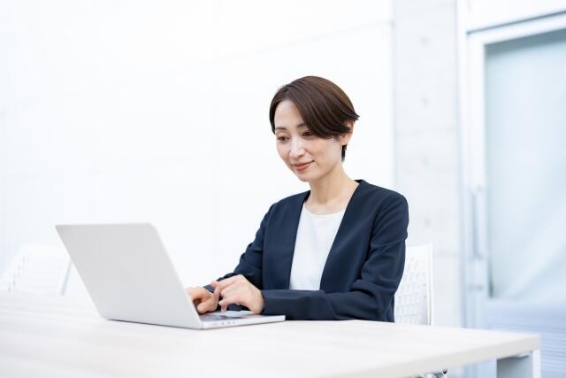 日本語の通知内容を納得してPC画面を見ているシステム担当者や情報セキュリティ担当のイメージ