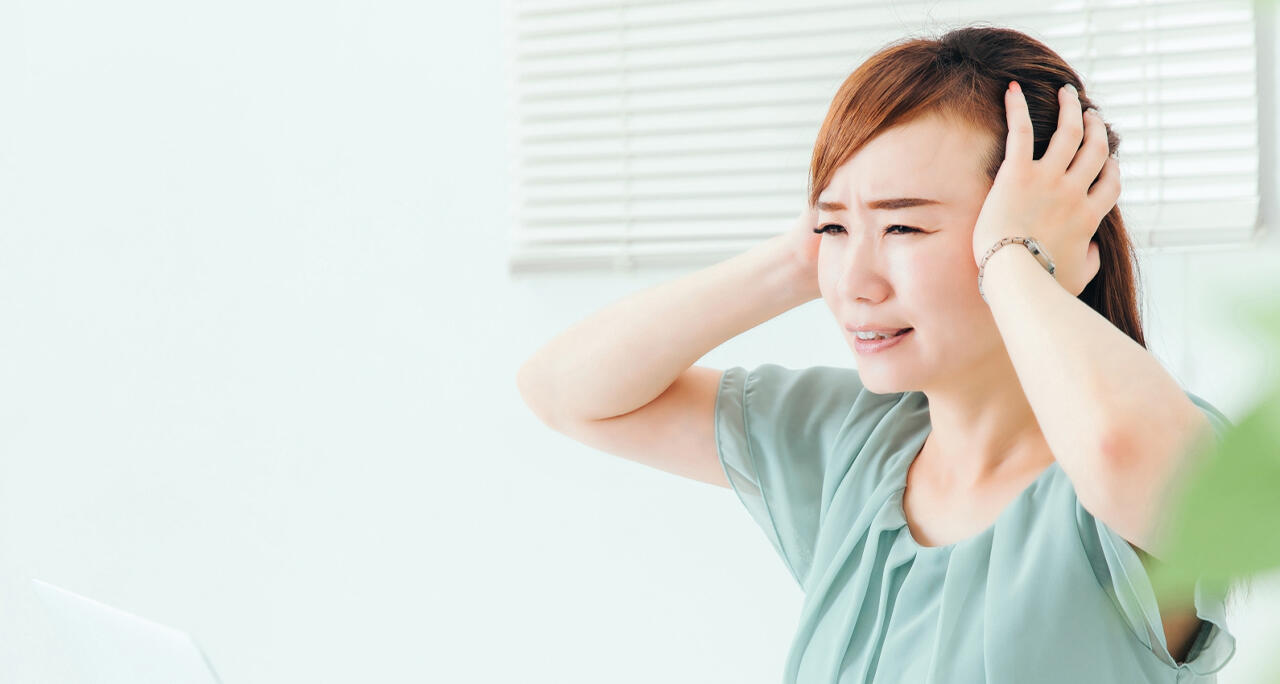 周囲の雑音でお客様の声を拾えず誰が発言したのかがよくわからず困っているイメージ
