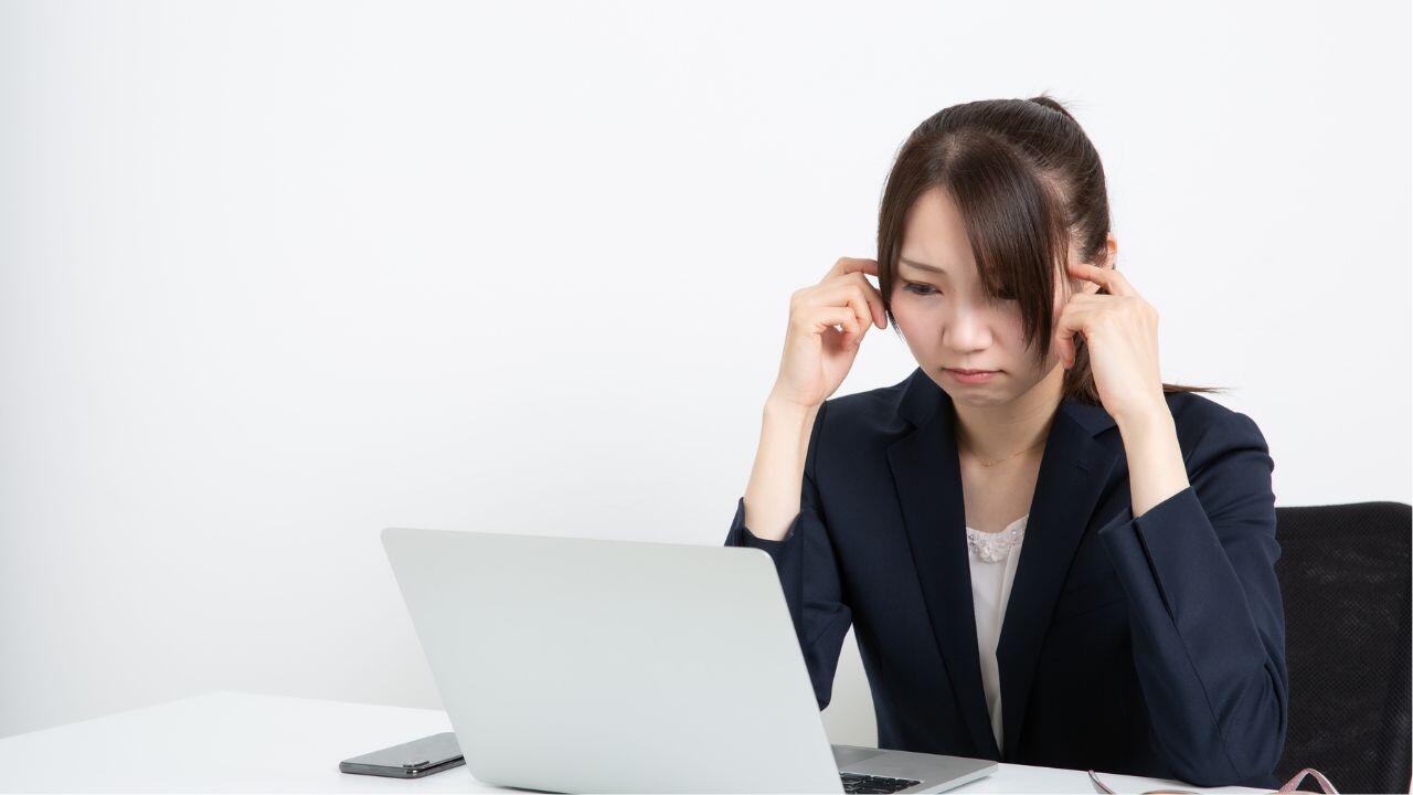 エンジニアが困っている様子