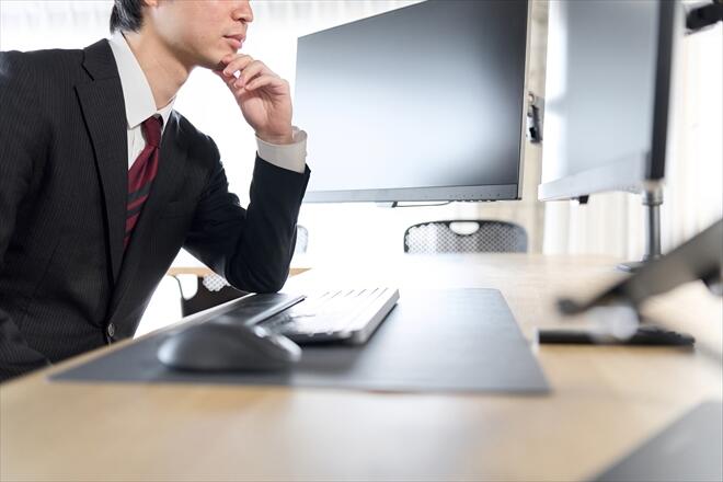 テスト自動化の効率が上がらず(続かず)エンジニアが悩んでいるイメージ
