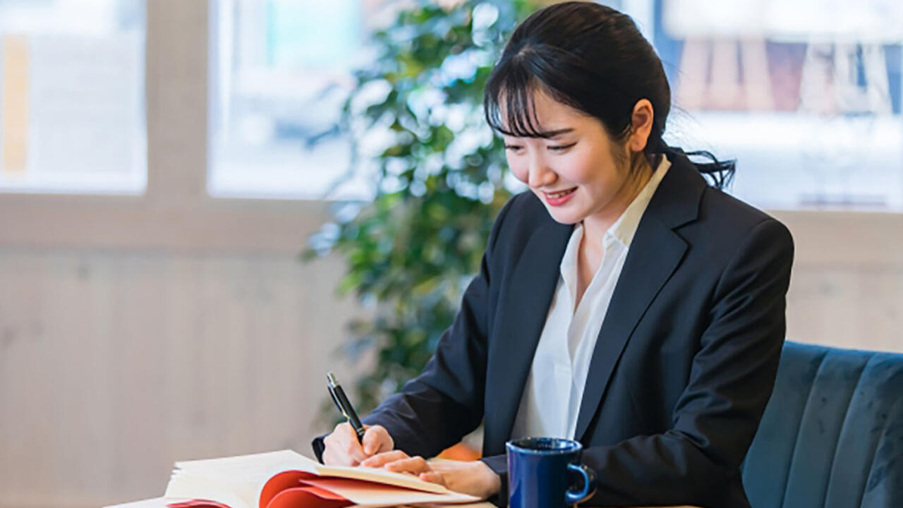 日本語での解説により試験範囲の広い技術的な内容を効率的に理解できているイメージ