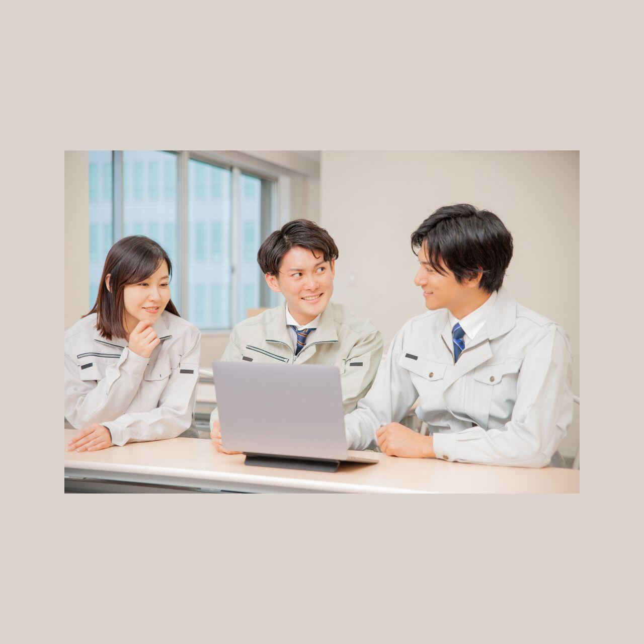 課題が迅速に解決して満足そうな担当者のイメージ